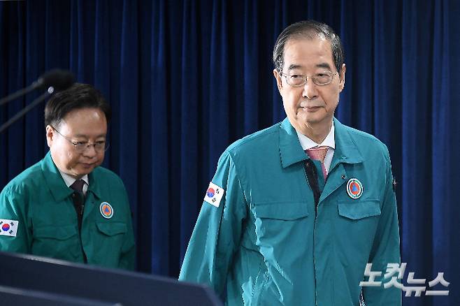 한덕수 국무총리가 12일 정부서울청사에서 응급 의료 상황에 대한 브리핑을 하기 위해 단상에 오르고 있다. 박종민 기자