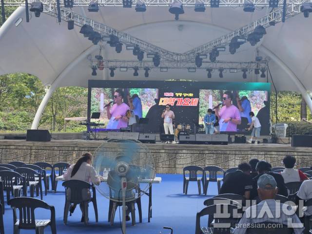 ▲영광 불갑산상사화축제 주무대에서 대학가요제 중 관광객들에게 사과의 말을 전하는 진행자 .2024.09.13ⓒ프레시안(김보현)