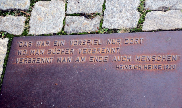 ▲ "그것은 단지 서막이었다. 책을 불태우는 그곳에서, 결국 사람도 불태우게 될 것이다." 베를린 훔볼트대학 맞은편 광장에 새겨진 하인리히 하이네의 글. ⓒFjmustak