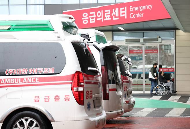 2월22일 오전 서울 한 대형병원에 구급차들이 줄지어 주차돼 있다. ⓒ연합뉴스