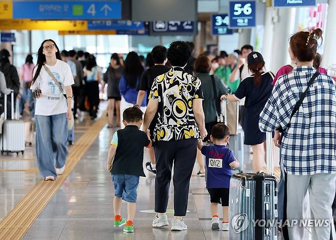 손주 손잡고 고향 집으로 (광주=연합뉴스) 조남수 기자 = 추석 연휴를 앞둔 13일 광주송정역에서 귀성객과 시민들이 이동하고 있다. 2024.9.13 iso64@yna.co.kr