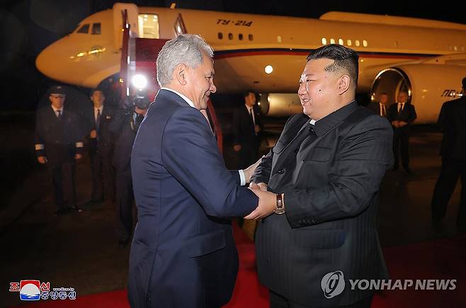 김정은, 방북 쇼이구 만나 "러시아와 협력 더욱 확대" (평양 조선중앙통신=연합뉴스)  김정은 북한 국무위원장이 지난 13일 평양에서 세르게이 쇼이구 러시아 국가안보회의 서기를 만나 양국 협력 방안에 관해 논의했고 만족한 견해 일치를 봤다고 조선중앙통신이 14일 보도했다. 2024.9.14 
    [국내에서만 사용가능. 재배포 금지. For Use Only in the Republic of Korea. No Redistribution] nkphoto@yna.co.kr