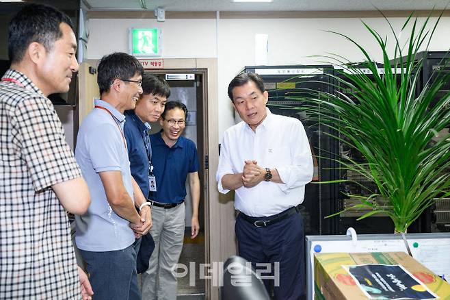 지난 14일 수원시청 당직실을 찾은 이재준 수원특례시장이 연휴 근무자들을 격려하고 있다.(사진=수원시)