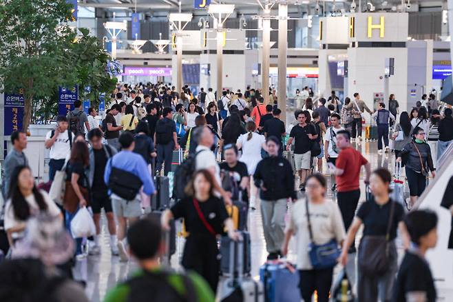 추석연휴 시작을 앞둔 지난 13일 오전 인천국제공항 제1여객터미널 출국장이 여행객 등으로 붐비고 있다. (사진=연합뉴스)