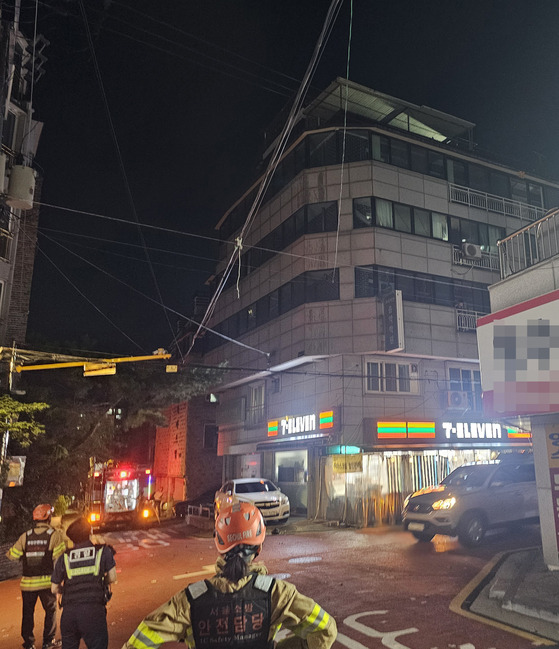 오늘(15일) 밤 9시쯤 북한이 날려 보낸 쓰레기 풍선이 서울 강서구 한 건물 옥상에 떨어져 화재가 발생했다가 18분 만에 꺼졌다.〈사진=연합뉴스〉