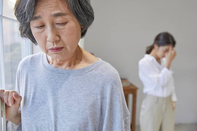 자꾸 물건을 잃어버리는 것도 치매의 징후로 볼 수 있다. [사진=게티이미지뱅크]