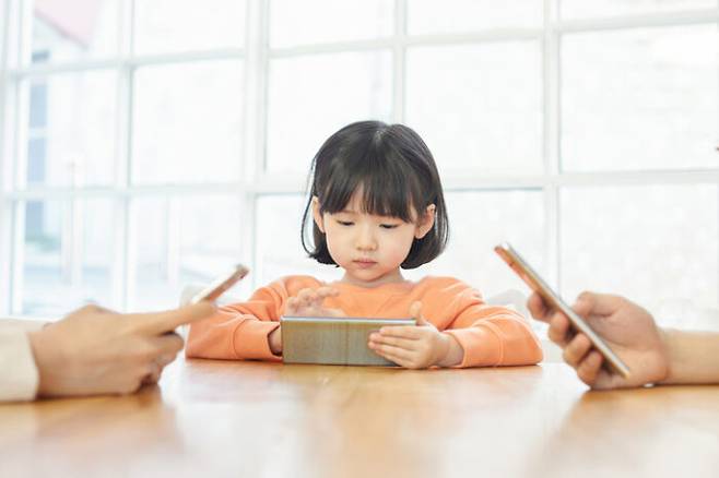 영상에 노출되는 시간이 많을수록 아이의 언어 능력이 낮다는 연구 결과가 나왔다. [사진=게티이미지뱅크]