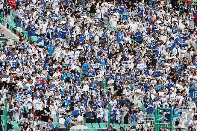 프로야구가 사상 첫 천만 관중을 달성한 15일 오후 인천 SSG랜더스필드에서 열린 프로야구 '2024 신한 SOL 뱅크 KBO리그' SSG 랜더스와 삼성 라이온즈의 경기를 찾은 야구팬들이 응원을 펼치고 있다. 2024.9.15/뉴스1 ⓒ News1 이승배 기자