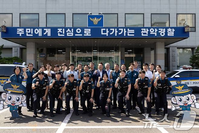 윤석열 대통령이 15일 서울 관악구 관악경찰서를 방문해 명절연휴 근무중인 경찰관들과 기념촬영을 하고 있다. (대통령실 제공) 2024.9.15/뉴스1 ⓒ News1 송원영 기자