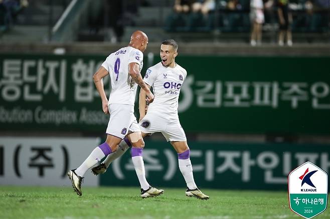 안양 마테우스(오른쪽)이 15일 김포전에서 선제골을 넣은 뒤 환호하고 있다. 사진 | 한국프로축구연맹