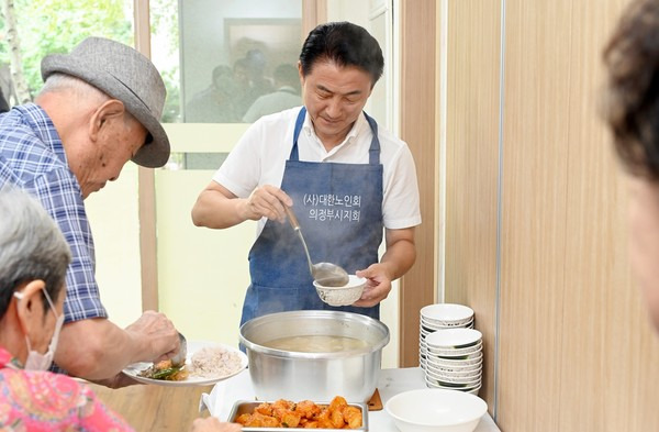 김동근 의정부시장 양지마을8단지 경로당 방문 배식활동 모습(사진제공=의정부시청)