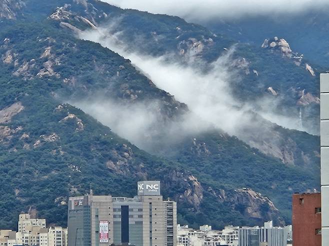 추석연휴 둘째 날이자 일요일인 오늘(15일) 전국 대부분 지역에 비나 소나기가 내리는 가운데 무더위가 이어지겠다. 서울, 오늘날씨, 내일날씨, 전국날씨, 주간날씨 ©bnt뉴스 