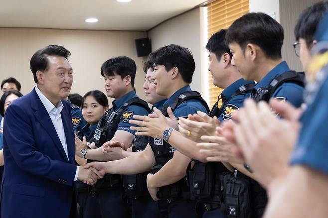 윤석열 대통령이 추석 연휴 기간인 15일 서울 관악경찰서를 방문해 당직 근무 중인 경찰관들을 격려하고 있다. /대통령실