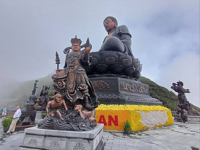 판시판 산 하산길에 만나는 두 번째 불상.