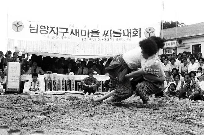 경남 삼천포시 추석맞이 여자씨름대회가 1984년 9월12일 열려 참가자들이 모래밭에서 씨름을 하고 있다. 연합뉴스