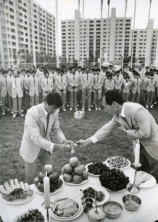 서울 아시안게임 한국선수단이 1986년 9월18일 낮 추석을 맞아 단체로 차례를 지내고 있다. 연합뉴스