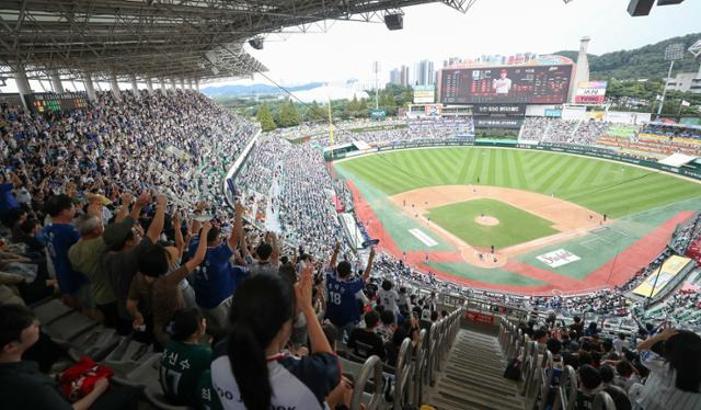 프로야구가 사상 첫 '1,000만 관중'을 달성한 15일 오후 인천 SSG랜더스필드에서 열린 프로야구 2024 신한 SOL 뱅크 KBO리그 SSG와 삼성의 경기를 찾은 야구팬들이 응원을 펼치고 있다. 인천=뉴스1