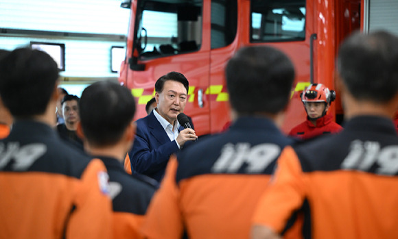 윤석열 대통령이 추석 명절 연휴인 15일 서울 강서소방서를 찾아 근무중인 소방대원들을 격려하며 발언하고 있다. 2024.09.15. [사진=대통령실]