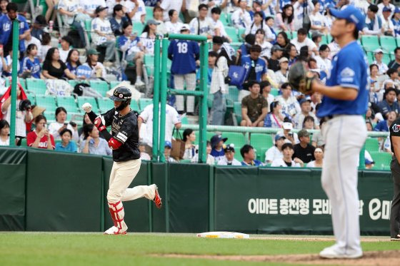 15일 삼성을 상대로 홈런포를 터뜨린 뒤 홈으로 내달리는 오태곤. 이날 삼성이 패배하며 KIA의 정규시즌 우승 매직 넘버가 2로 줄었다. 뉴스1