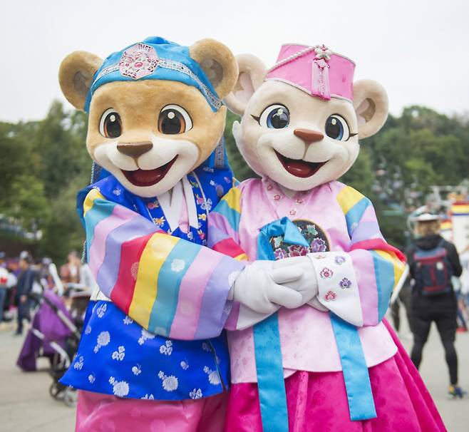 Everland mascots Lenny (left) and Lara (Samsung C&T)