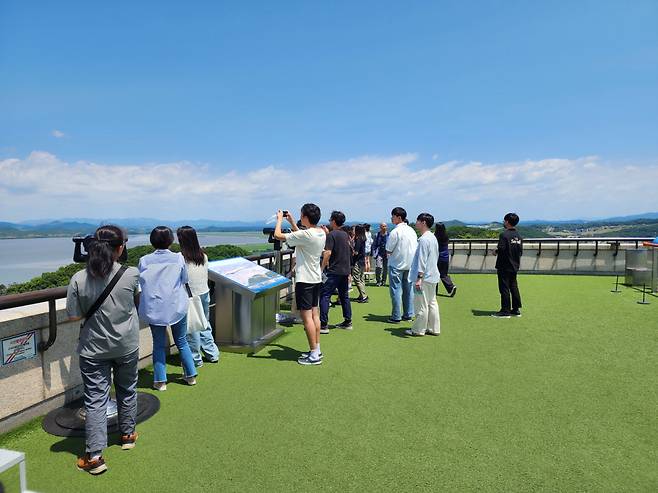 Visitors look at North Korea through telescopes and smartphone cameras at Odusan Unification Tower in Paju, Gyeonggi Province. (Odusan Unification Tower)