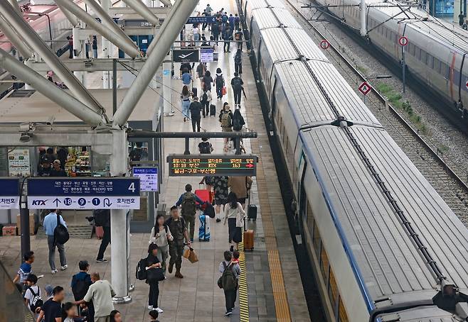 Travelers at Seoul Station on Friday. (Yonhap)