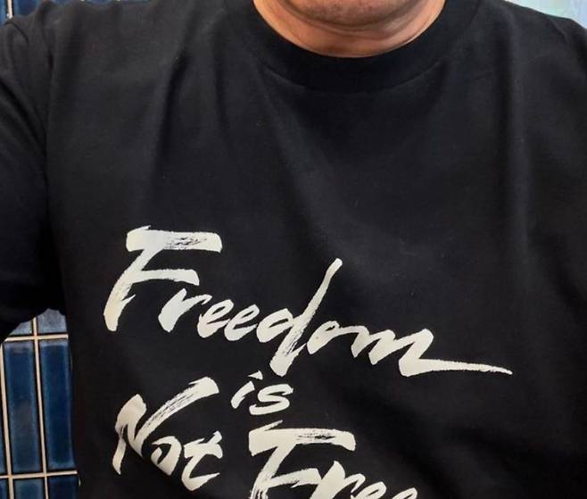 정용진 회장으로 추정되는 인물이 ‘Freedom is not free’(자유는 공짜가 아니다)라고 적힌 검정색 티셔츠를 입고 있는 모습. 사진=정용진 신세계그룹 회장 SNS 화면캡처