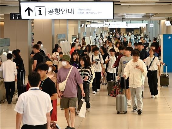 김포공항 국내선 터미널 이용하는 시민들의 모습. [사진 출처 = 한국공항공사]