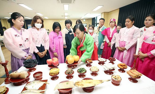 다문화가정 여성들이 세배와 차례상 차리는 등의 명절 예절을 배우고 있는 모습. [사진 출처 = 연합뉴스]