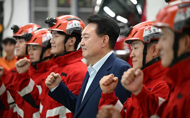 윤석열 대통령이 추석 연휴인 15일 서울 강서소방서를 방문해 근무 중인 소방관들을 격려한 뒤 함께 기념 촬영을 하고 있다. <대통령실>