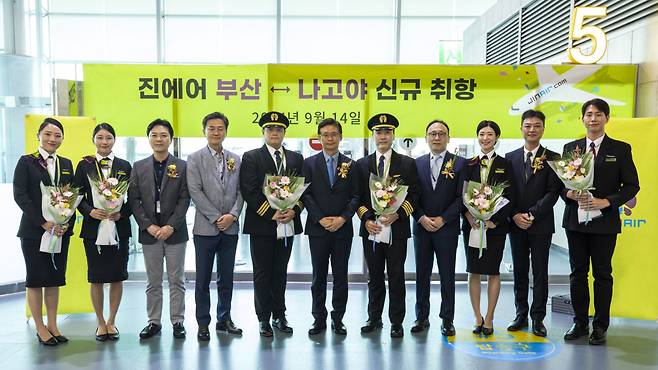 박병률 진에어 대표이사(왼쪽에서 여섯 번째)와 임직원들이 14일 오전 김해국제공항에서 열린 부산~나고야 노선 취항식에서 기념 촬영을 하는 모습. [진에어 제공]