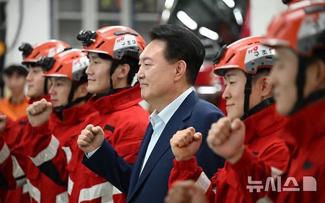 [서울=뉴시스] 조수정 기자 = 윤석열 대통령이 추석 명절 연휴인 15일 서울 강서소방서를 찾아 구조대 대원들을 격려하며 기념촬영을 하고 있다. (사진=대통령실 제공) 2024.09.15. photo@newsis.com *재판매 및 DB 금지