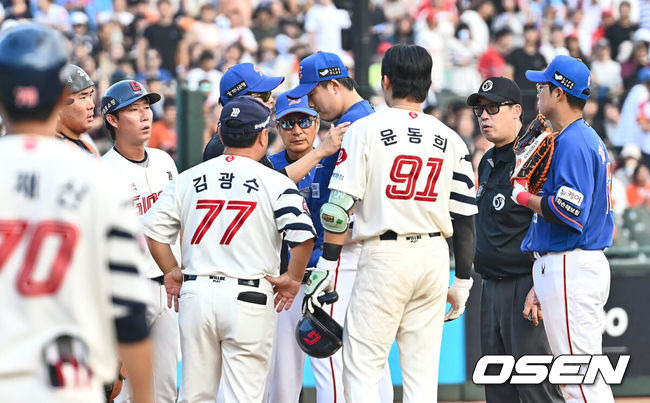 [OSEN=부산, 이석우 기자] 15일 부산 사직야구장에서 2024 신한 SOL 뱅크 KBO 리그 롯데 자이언츠와 한화 이글스의 경기가 열렸다. 홈팀 롯데는 윌커슨이 선발 출전하고 한화는 와이스가 선발 출전했다.롯데 자이언츠 윤동희가 7회말 무사 만루 자신의 타구에 맞은 한화 이글스 한승혁에게 달려가고 있다. 2024.09.15 / foto0307@osen.co.kr