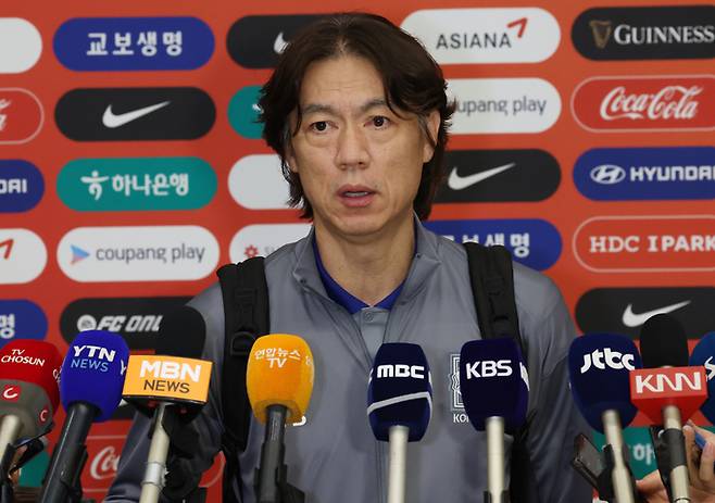 12일 인천공항에서 오만과 원정경기를 마친 홍명보 축구대표팀 감독이 귀국해 언론 인터뷰를 하고 있다. 뉴스1