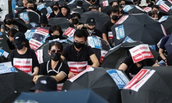 지난 8월 25일 티몬·위메프 정산 지연 사태 피해자들이 서울 영등포구 금융감독원 앞에서 검은 우산 집회를 열고 피해자 구제 특별법 제정 등을 촉구하고 있다. 연합뉴스