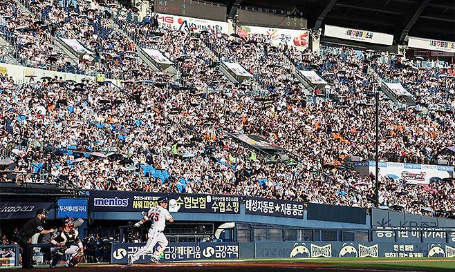 지난 14일 프로야구 ‘2024 신한 SOL 뱅크 KBO리그’ kt wiz와 두산 베어스의 경기가 열리는 서울 송파구 잠실야구장이 관중들로 가득 차 있다. 뉴스1