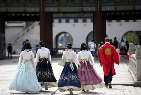 추석 연휴 마지막 날인 4일 서울 경복궁을 찾은 관람객들이 휴일을 즐기고 있다. 2020.10.4 연합뉴스