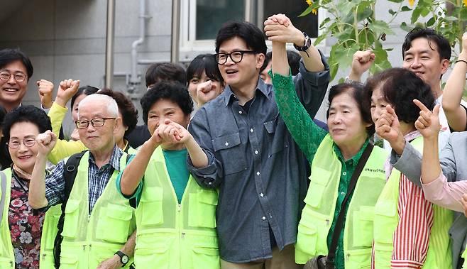 국민의힘 한동훈 대표가 9월13일 오전 서울 관악구의 한 보육원에서 추석맞이 사랑의 도시락 나눔 봉사활동에 앞서 참석자들과 기념촬영을 하고 있다. ⓒ연합뉴스