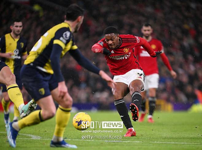 ▲&nbsp;과거 아스널에서 활약한 에마뉘엘 프티는 마시알을 비판하면서 "계속 선수로 뛰고 싶은 열정이 있는지 자문해 봐야 한다"라고 말했다.&nbsp;그는 "마시알이 언제 마지막으로 경기장에서 제대로 된 활약을 펼쳤는지 기억나지 않는다"라며 "그는 스스로에게 커리어를 계속 이어 가고 싶은 욕구가 있는지 물어야 한다. 그는 지난 몇 년 동안 경기장 안팎에서 힘든 시기를 보냈다는 느낌이 든다"라고 밝혔다.&nbsp;