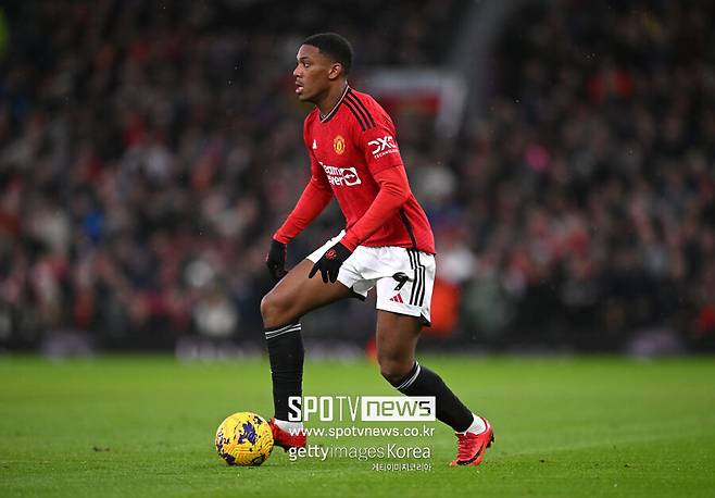 ▲&nbsp;과거 아스널에서 활약한 에마뉘엘 프티는 마시알을 비판하면서 "계속 선수로 뛰고 싶은 열정이 있는지 자문해 봐야 한다"라고 말했다.&nbsp;그는 "마시알이 언제 마지막으로 경기장에서 제대로 된 활약을 펼쳤는지 기억나지 않는다"라며 "그는 스스로에게 커리어를 계속 이어 가고 싶은 욕구가 있는지 물어야 한다. 그는 지난 몇 년 동안 경기장 안팎에서 힘든 시기를 보냈다는 느낌이 든다"라고 밝혔다.&nbsp;