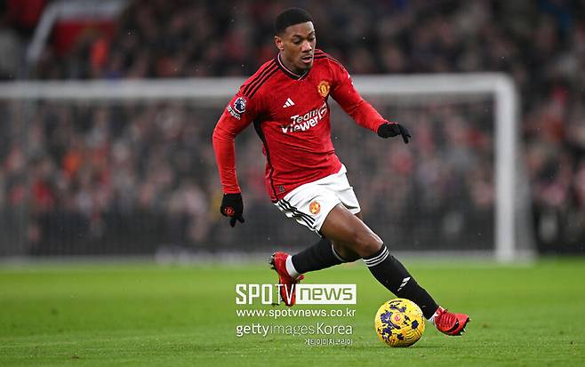 ▲&nbsp;과거 아스널에서 활약한 에마뉘엘 프티는 마시알을 비판하면서 "계속 선수로 뛰고 싶은 열정이 있는지 자문해 봐야 한다"라고 말했다.&nbsp;그는 "마시알이 언제 마지막으로 경기장에서 제대로 된 활약을 펼쳤는지 기억나지 않는다"라며 "그는 스스로에게 커리어를 계속 이어 가고 싶은 욕구가 있는지 물어야 한다. 그는 지난 몇 년 동안 경기장 안팎에서 힘든 시기를 보냈다는 느낌이 든다"라고 밝혔다.&nbsp;