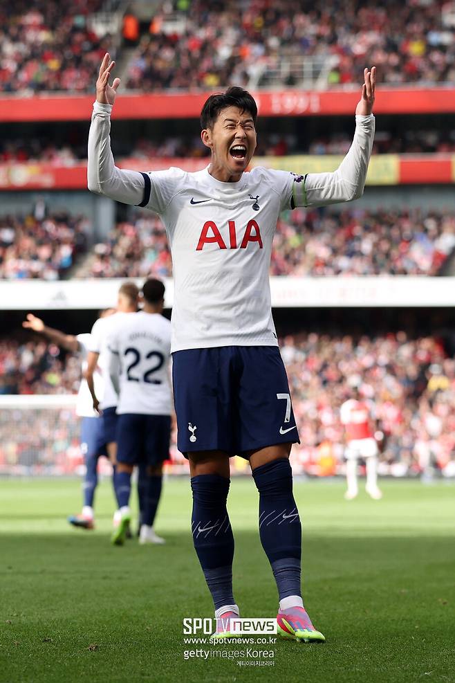 ▲ 아스널 스쿼드는 완벽하지 않다. 핵심 선수 데클랑 라이스가 직전 경기 퇴장으로 뛸 수 없고, 마틴 외데고르가 A매치 기간 중 부상을 당했다. 이런 상황에도 프티는 아스널에 합류할 수 있는 자격을 갖춘 토트넘 선수는 손흥민밖에 없다고 주장했다. '토크스포츠'에 따르면, 아스널과 토트넘의 통합 베스트 11을 선정하는 과정에서 진행자가 토트넘의 중앙 수비수 미키 판 더 벤을 아스널의 가브리엘 마갈량이스 대신 선택하자 프티는 강력히 반대했다. 그러나 손흥민이 가브리엘 마르티넬리 대신 포함된 것에 대해서는 동의하는 입장이었다. 그러나 "외데고르와 라이스가 없어도 아스널은 강하다. 난 아스널 선수들을 선택할 것이다. 북런던더비에서는 아스널이 이길 거라고 본다"라며 친정 팀 승리에 손을 들었다