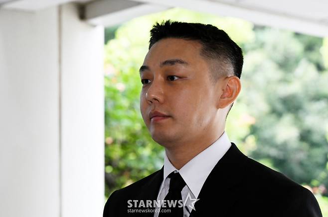 (서울=뉴스1) 임세영 기자 = 프로포폴 상습 투약 혐의로 기소된 배우 유아인(본명 엄홍식)이 3일 서울 서초구 서울중앙지방법원에서 열린 1심 선고 공판에 출석하고 있다. 이날 서울중앙지법 형사합의25부는 유 씨에게 징역 1년을 선고했다. (공동취재) 2024.9.3/뉴스1 Copyright (C) 뉴스1. All rights reserved. 무단 전재 및 재배포, AI학습 이용 금지. /사진=(서울=뉴스1) 임세영 기자