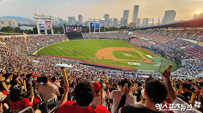 2024 신한 SOL Bank KBO리그가 15일 전국 4개 구장에서 열린 정규시즌 경기에서 7만 7084명의 관중이 입장, 누적 관중 1000만명을 돌파하는 쾌거를 이뤄냈다. 사진 엑스포츠뉴스 DB