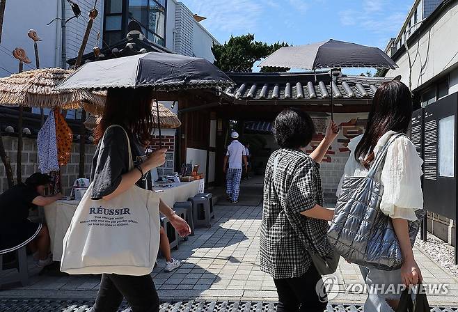 9월 중순인데 서울 폭염주의보...오늘 양산은 필수 (서울=연합뉴스) 한종찬 기자 = 서울 전역에 폭염주의보가 발효된 15일 서울 종로구 계동 북촌문화센터 앞에서 양산을 쓴 시민들이 지나가고 있다. 2024.9.15 saba@yna.co.kr