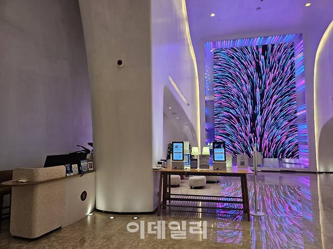 중국 항저우에 있는 알리바바 플라이주(FlyZoo)호텔 프론트. 체크인을 할 수 있도록 키오스크와 안면 등록용 카메라가 설치돼있다. (사진=경계영 기자)