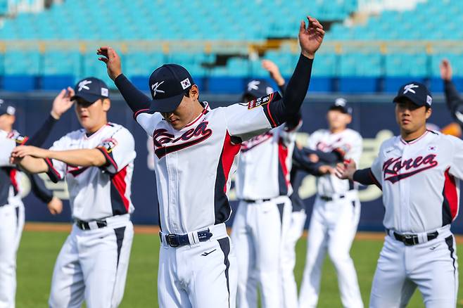 APBC 대표팀 김도영(가운데)이 6일 대구삼성라이온즈파크에서 열린 첫 훈련에서 몸을 풀고 있다. 사진제공 | KBO