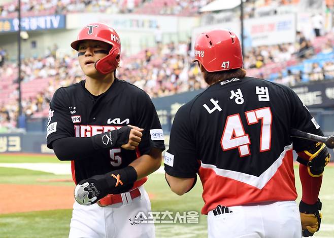 KIA 김도영(왼쪽)이 9일 잠실구장에서 열린 2024 KBO리그 LG와 경기 1회초 1사 2루 상황에서 최형우의 적시타에 2루에서 홈으로 뛰어 득점한 뒤 나성범과 하이파이브를 하고 있다. 2024. 7. 9.  잠실 | 박진업 기자 upandup@sportsseoul.com