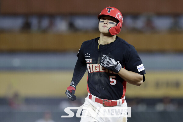 17일 인천 미추홀구 SSG 랜더스필드에서 열린 2024 KBO 리그 KIA 타이거즈 대 SSG 랜더스의 경기, 7회초 1사 1, 2루 상황 KIA 김도영이 3점 홈런을 친 뒤 베이스를 돌고 있다. 사진┃뉴시스