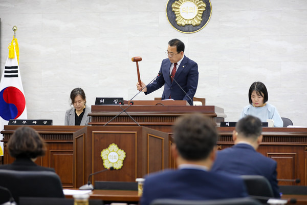 울릉군의회 이상식 의장 제281회 임시회 진행 모습(사진제공=울릉군의회)